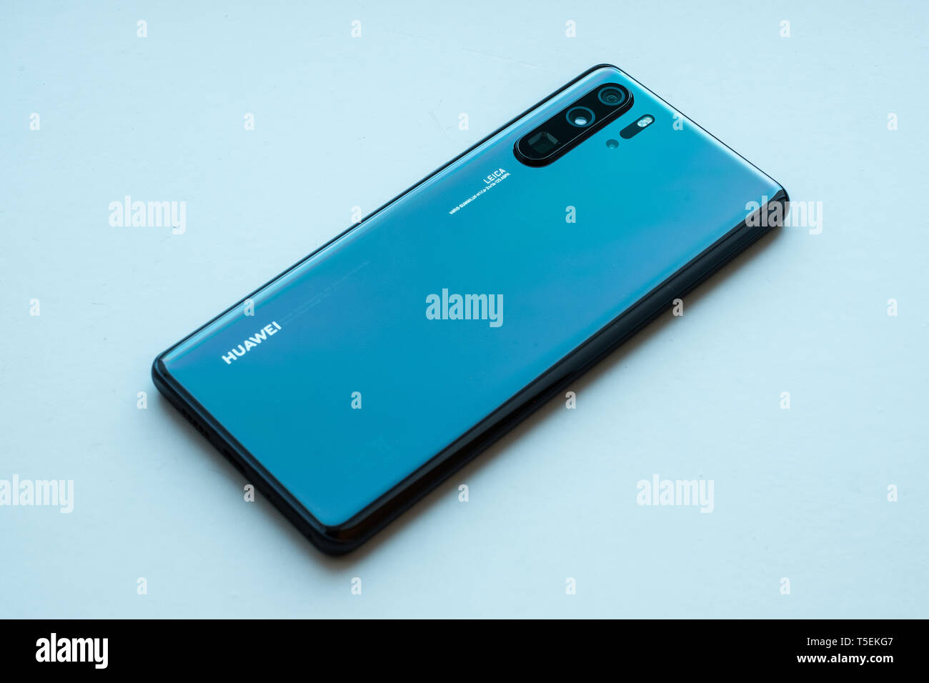 Huawei p30 pro hi-res stock photography and images - Alamy