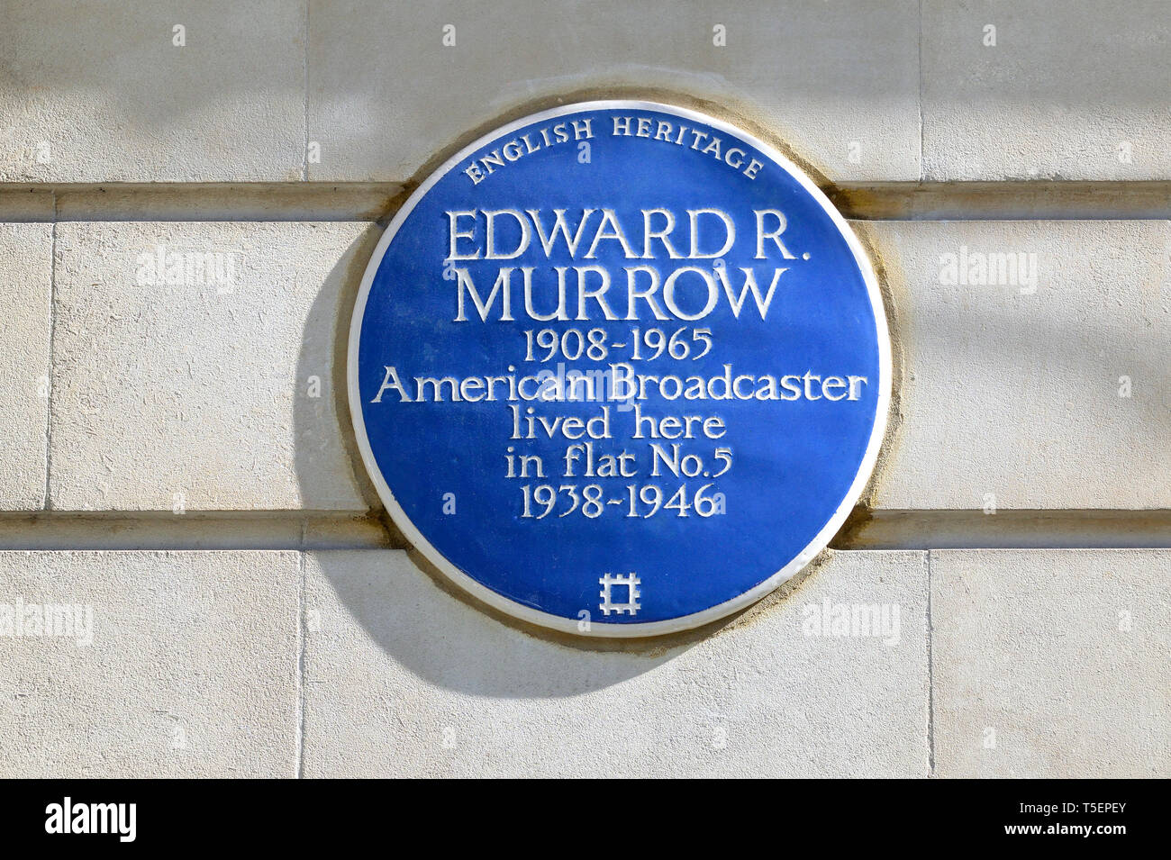 London, England, UK. Commemorative Blue Plaque: Edward R. Murrow (1908-1965) American broadcaster, lived here in flat No.5 (1938-1946) 84 Hallam Stree Stock Photo