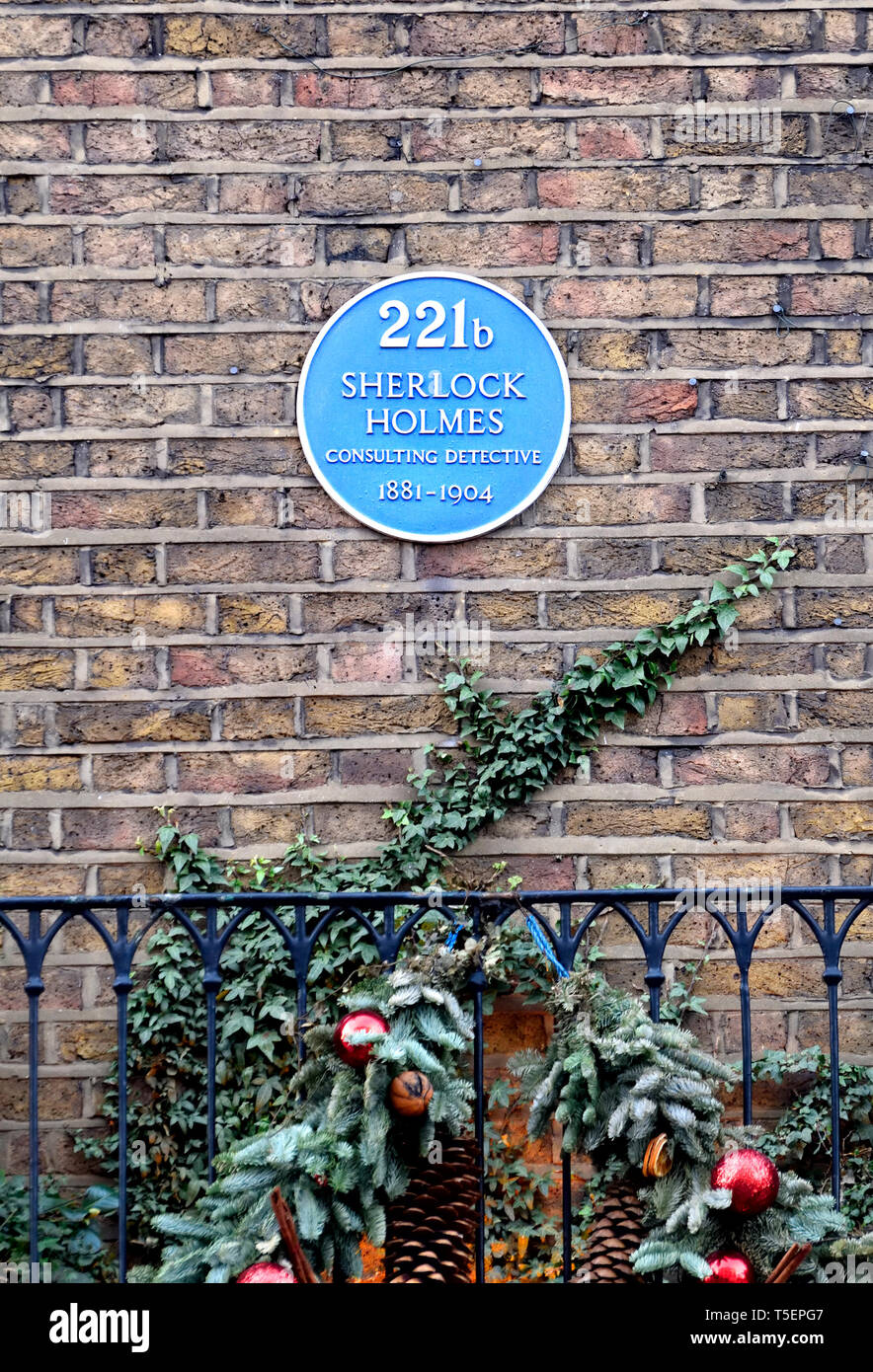 London, England, UK. Commemorative Blue Plaque: 221b Sherlock Holmes consulting detective 1881-1904 (fictional character) 221b Baker Street (with Chri Stock Photo