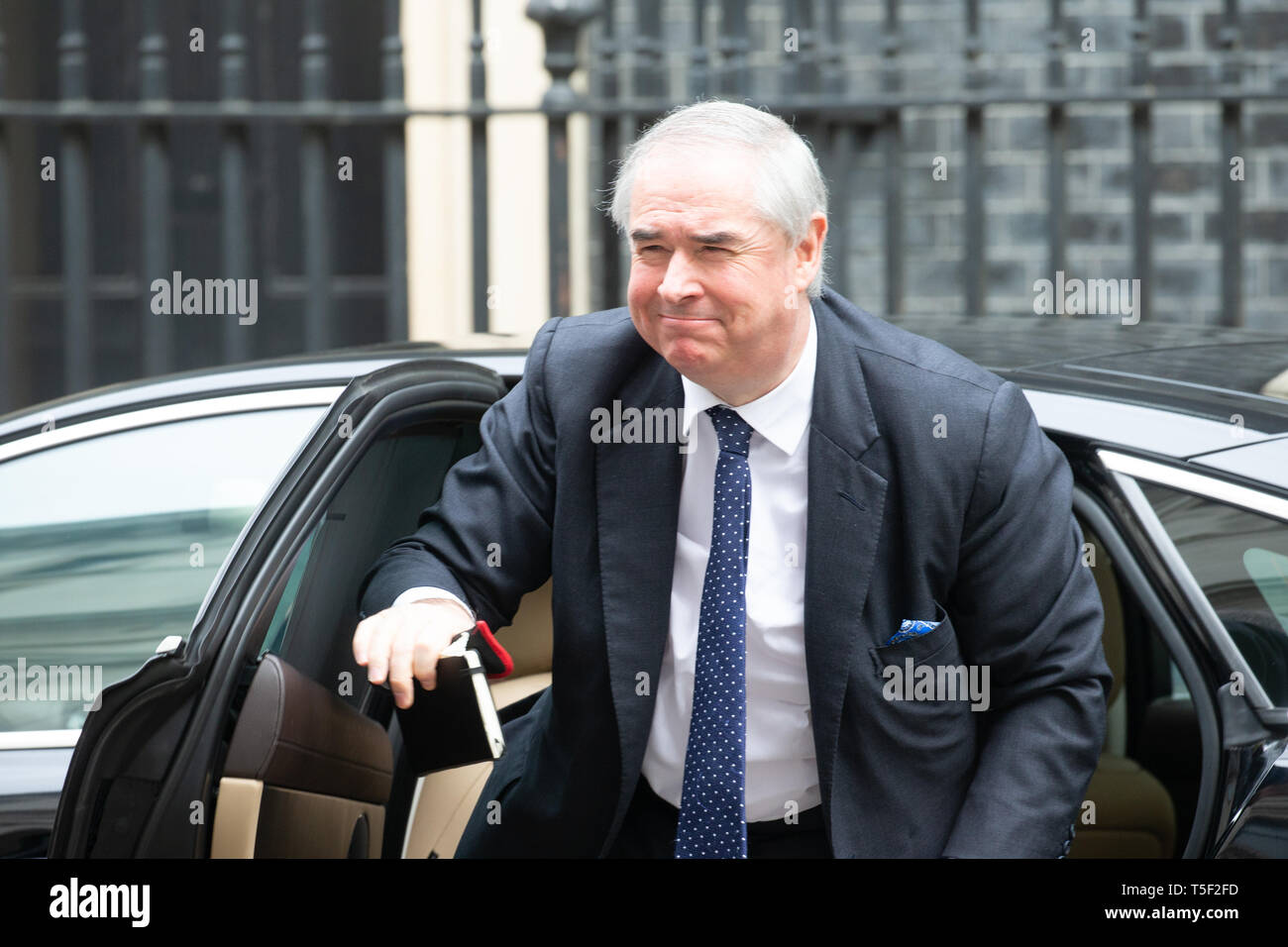 Geoffrey Cox, Attorney General, arrives at Number 10 Downing Street for crucial talks on Brexit. Stock Photo