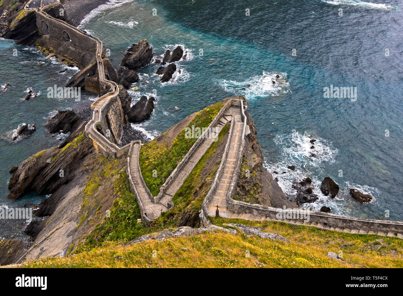 Zigzag path to the islet Gaztelugatxe near Bakio, Costa Vasca, Bay of Biscay, Basque Country, Spanien Stock Photo