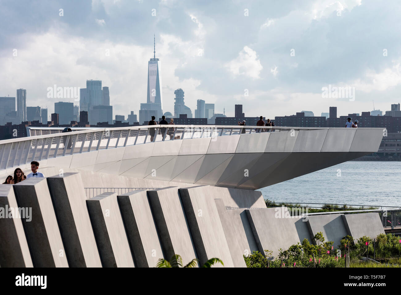 The Overlook at Hunters Point South Park. Downtown Manhattan and One World Trade Center in the background. Hunters Point South Park, New York, United  Stock Photo
