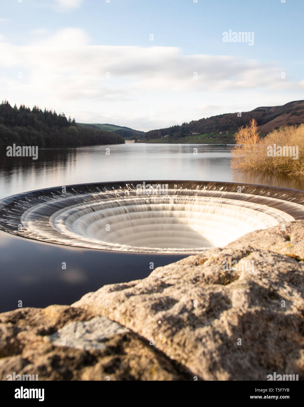 The overflow hole at Ladybower Reservoir, Derwent Valley, Peak District ...