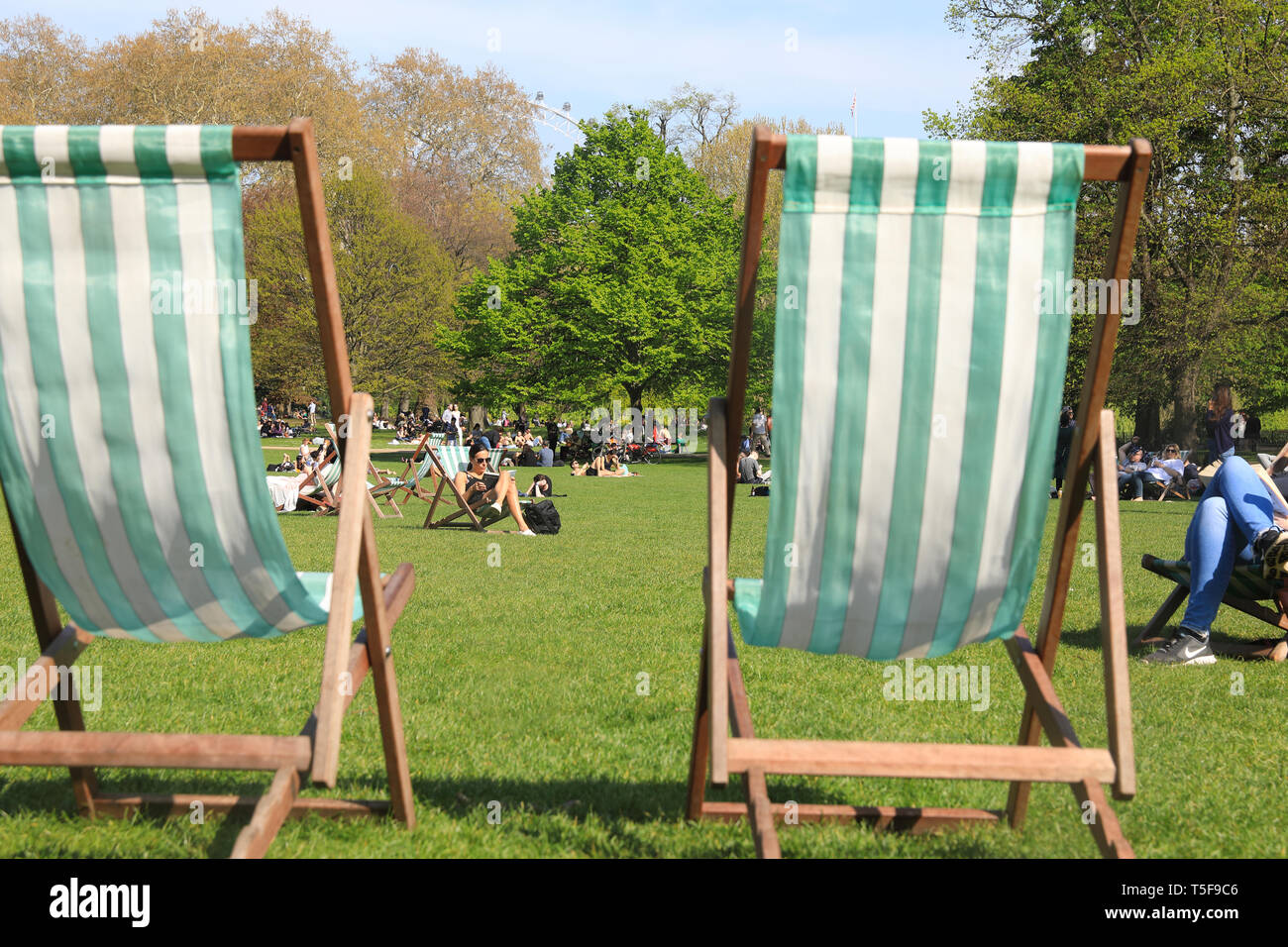 Deck chairs in st jamess park hi-res stock photography and images - Alamy
