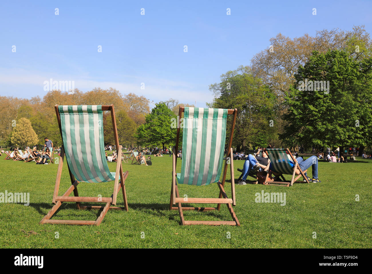 Deck chairs in st jamess park hi-res stock photography and images - Alamy