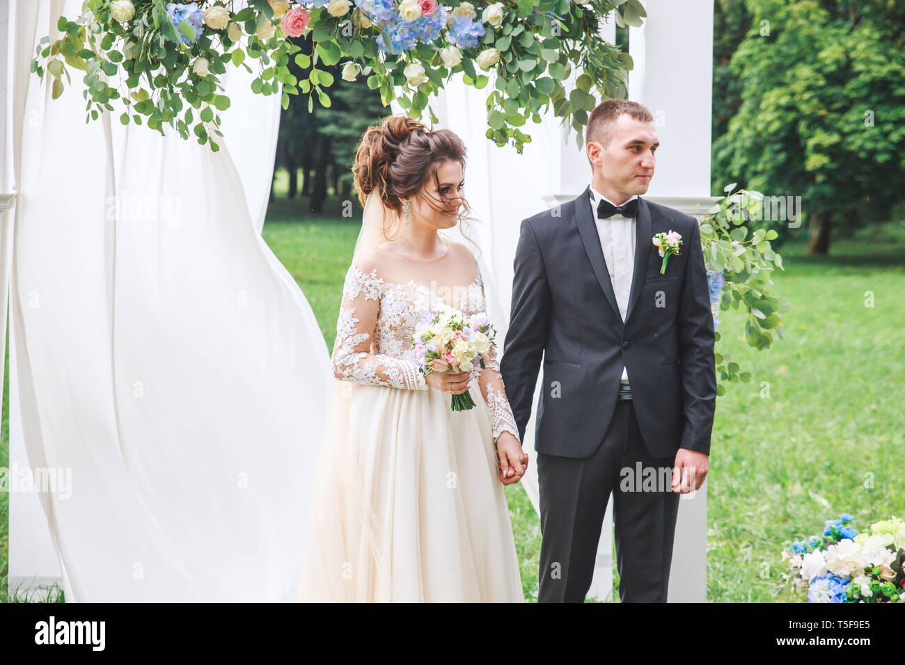 Groom bride near arch hi-res stock photography and images - Alamy