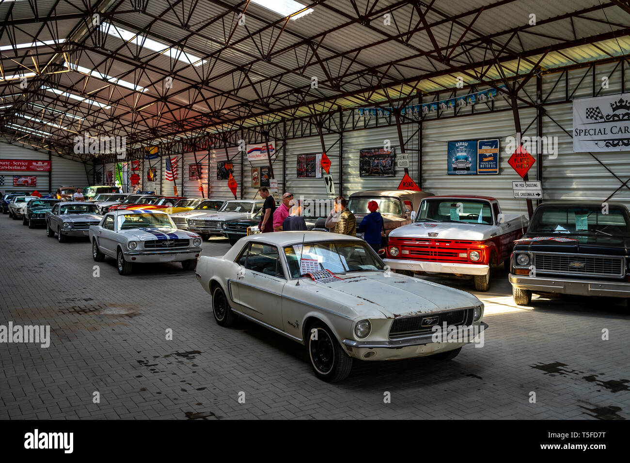 Una collezione di auto americane targhe Foto stock - Alamy