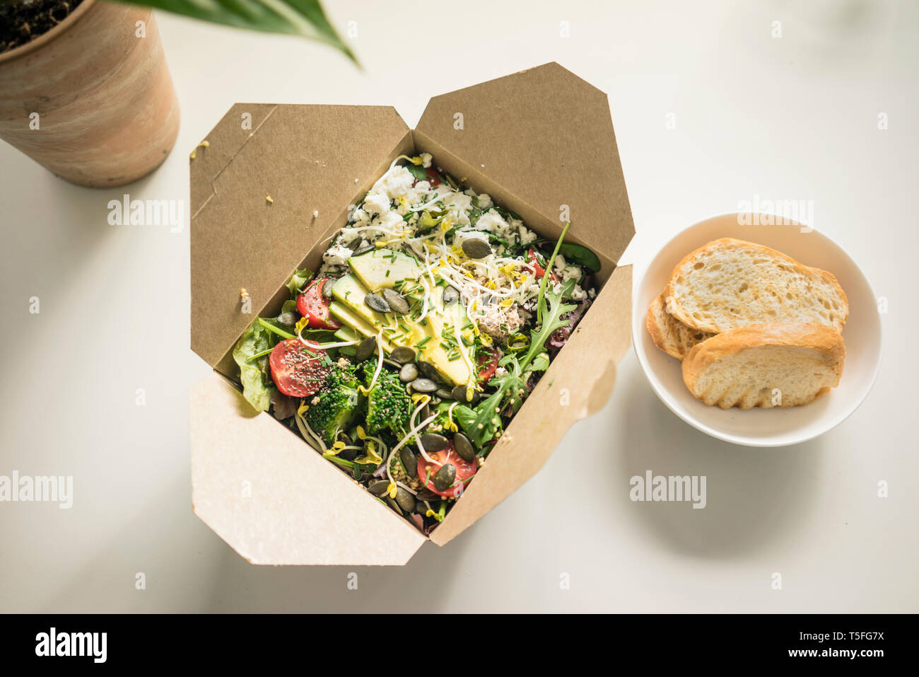 Lunch box with fresh salad on desk Stock Photo - Alamy