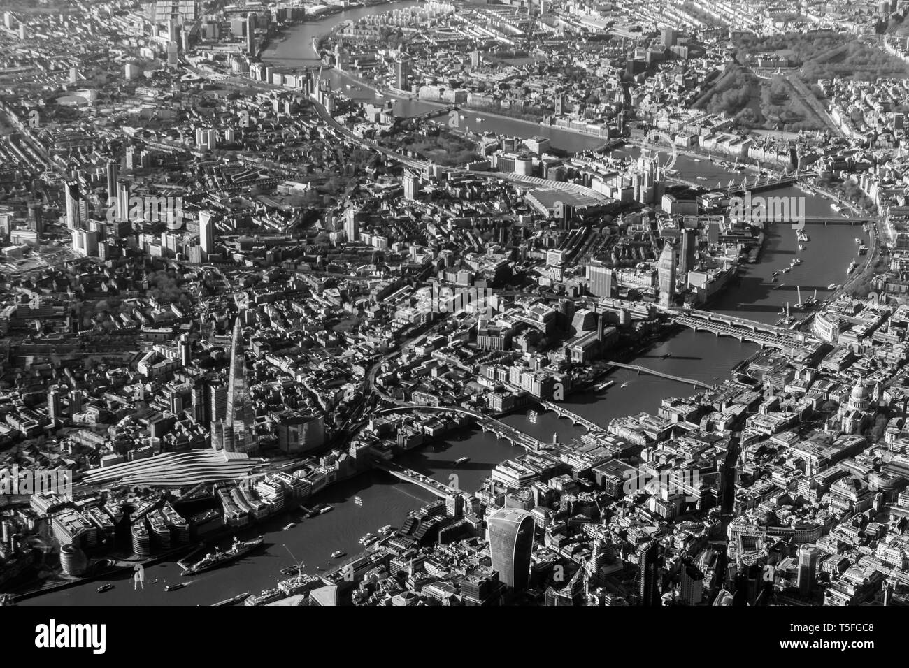 Black and white aerial view of the Thames looking southwest towards Southwark Stock Photo