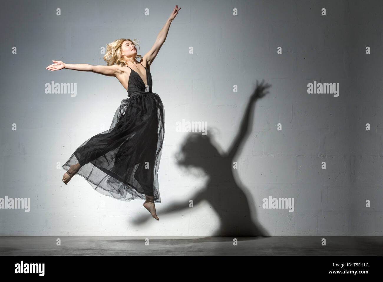 Black woman dancing hi-res stock photography and images - Alamy