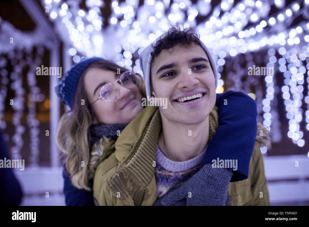 Couple hugging winter hi-res stock photography and images - Alamy