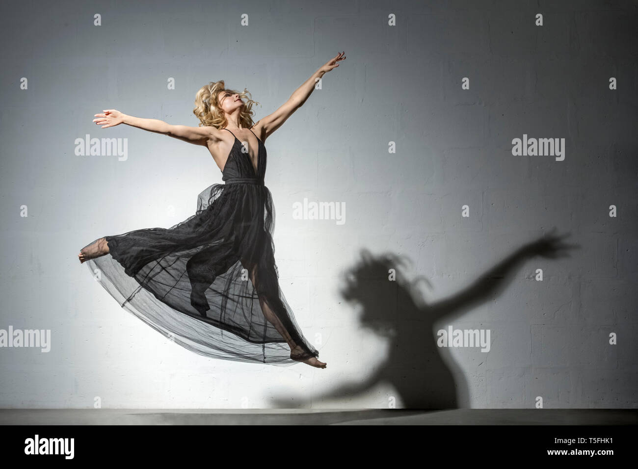 Black woman dancing hi-res stock photography and images - Alamy