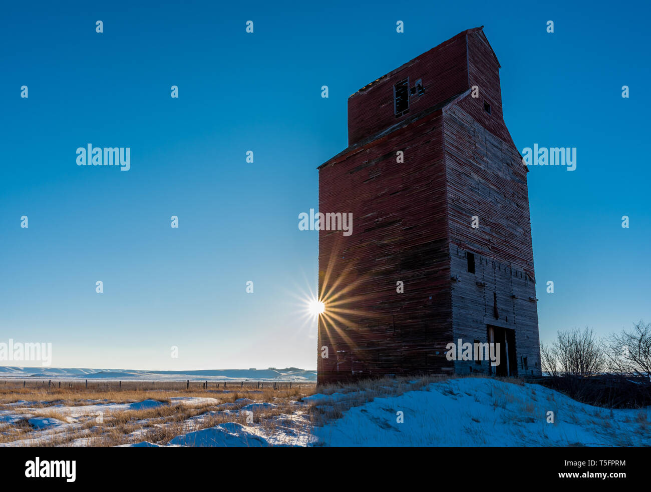 Sunburst at the historic grain elevator in Neipath, Saskatchewan, Canada Stock Photo