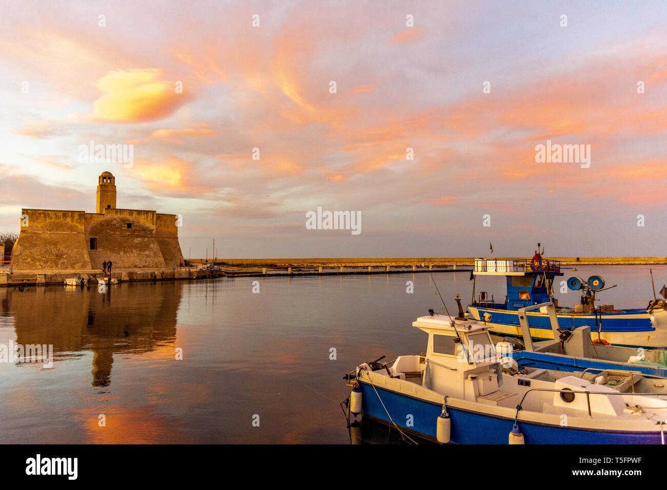 Italia, Marina di Ostuni, tramonto al porto di Villanova Stock Photo - Alamy