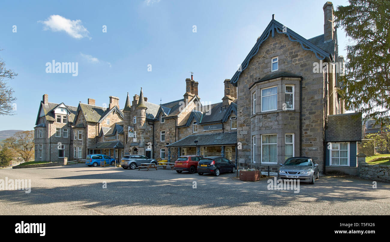 BRAEMAR ABERDEENSHIRE SCOTLAND MAIN STREET AND FRONT OF THE INVERCAULD ARMS HOTEL Stock Photo