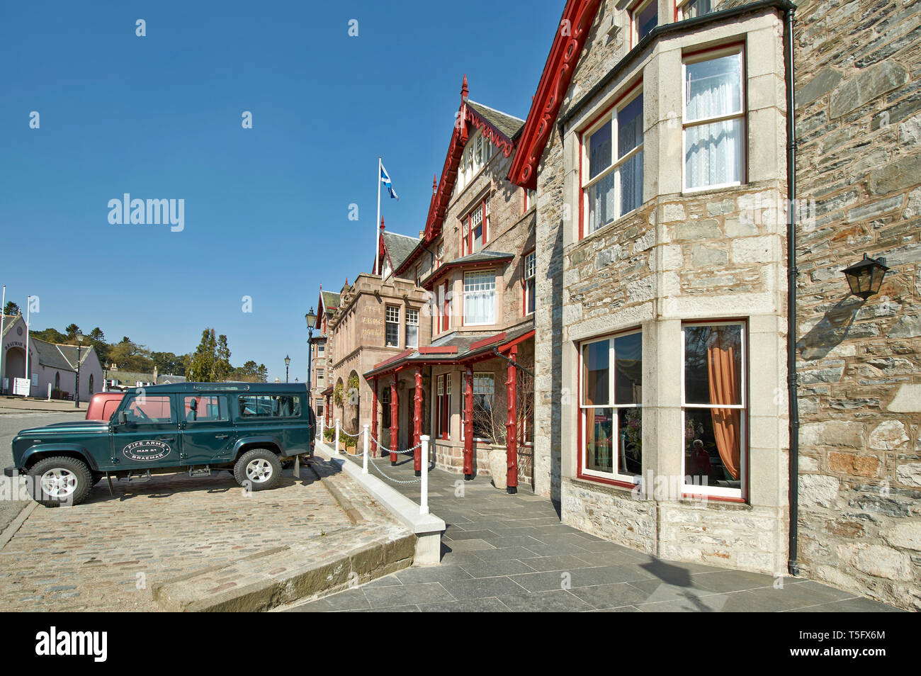 BRAEMAR ABERDEENSHIRE SCOTLAND THE FIFE ARMS HOTEL AND HOTEL LAND ROVER