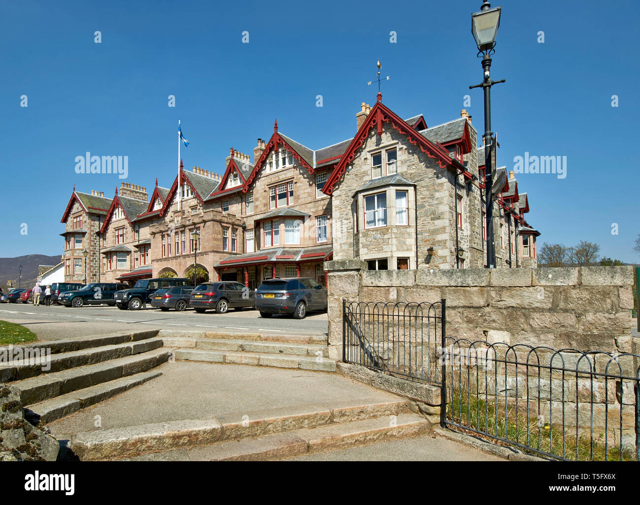 BRAEMAR ABERDEENSHIRE SCOTLAND THE FIFE ARMS HOTEL FROM STEPS