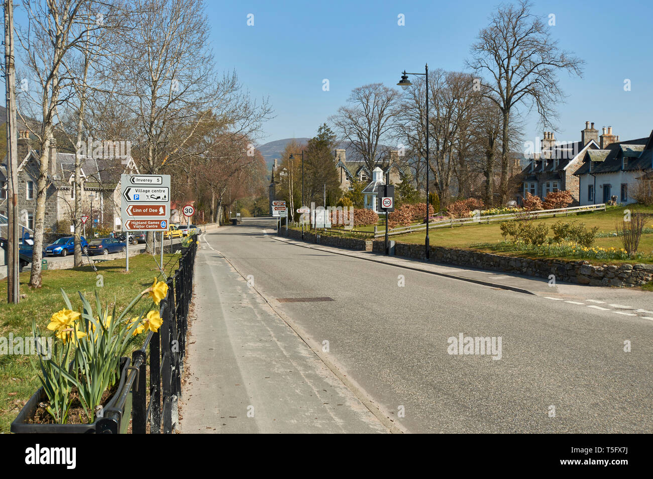 BRAEMAR ABERDEENSHIRE SCOTLAND THE MAIN STREET AND HOUSES AND GARDENS