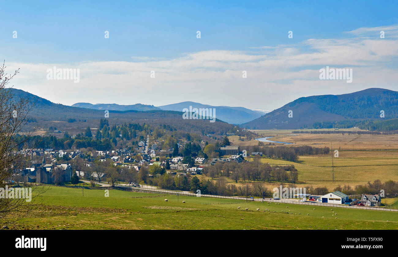 BRAEMAR ABERDEENSHIRE SCOTLAND THE TOWN WITH VIEW OF SNOW ON THE  CAIRNGORM MOUNTAINS Stock Photo