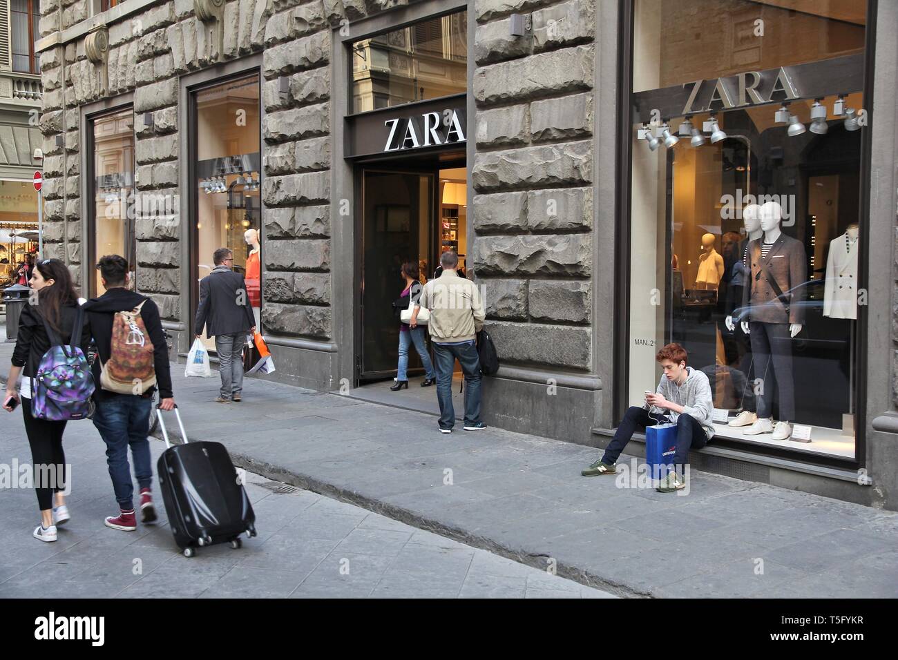 FLORENCE, ITALY - APRIL 30, 2015: People shop at Zara fashion store in  Florence. Zara was founded in 1975 and is present in 73 countries (2012  Stock Photo - Alamy