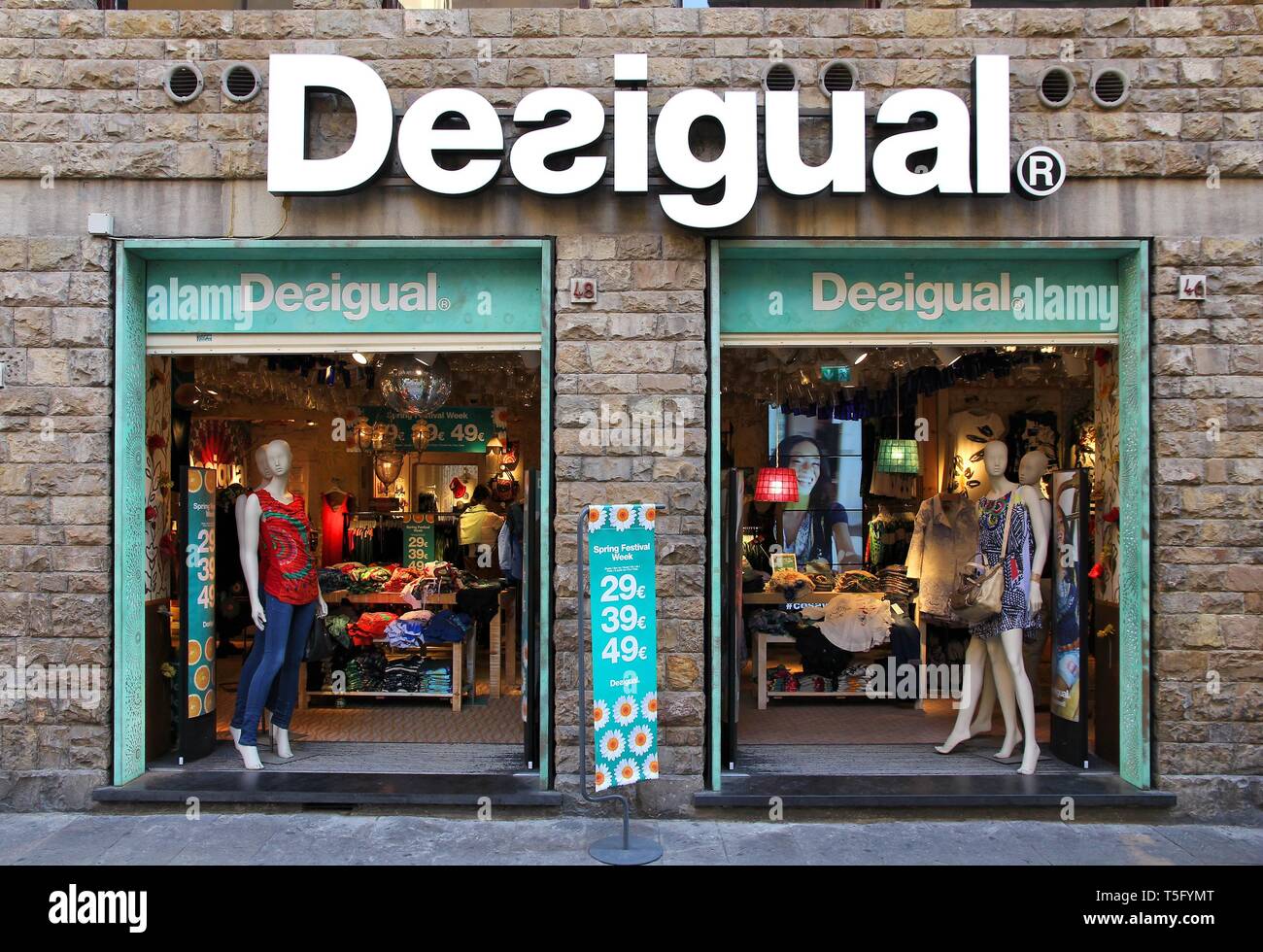 Slagschip ader drijvend FLORENCE, ITALY - APRIL 30, 2015: Desigual fashion store in Florence. There are 200 Desigual brand stores. Desigual clothes are available in 72 countr Stock Photo - Alamy Slagschip ader drijvend FLORENCE, ITALY - APRIL 30, 2015: Desigual fashion store in Florence. There are 200 Desigual brand stores. Desigual clothes are available in 72 countr Stock Photo - Alamy