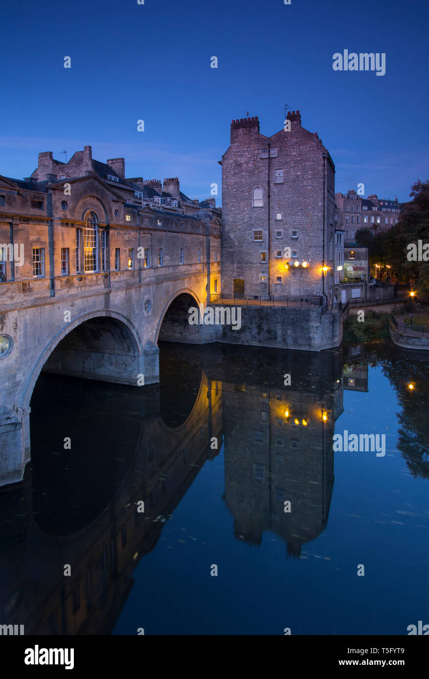 Pulteney Bridge in blue colours. Sunset and evening view in Bath Stock