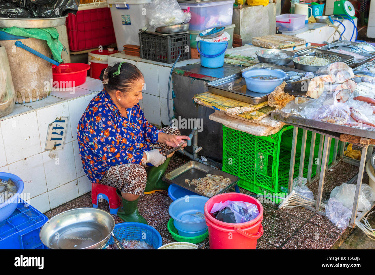 Vietnamese woman preparing fresh fish in Ben Thanh street market, Ho Chi Minh City, Saigon, Vietnam, Asia Stock Photo