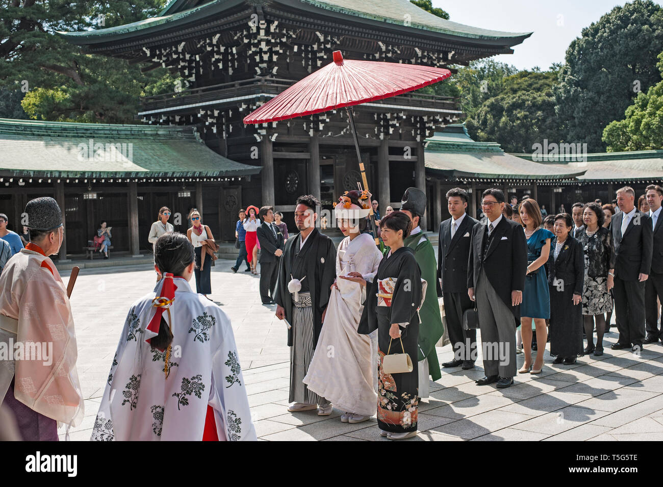 Wedding party in the Meiji Jingu, (Meiji Shrine) grounds at Shibuya, Tokyo, Japan Stock Photo