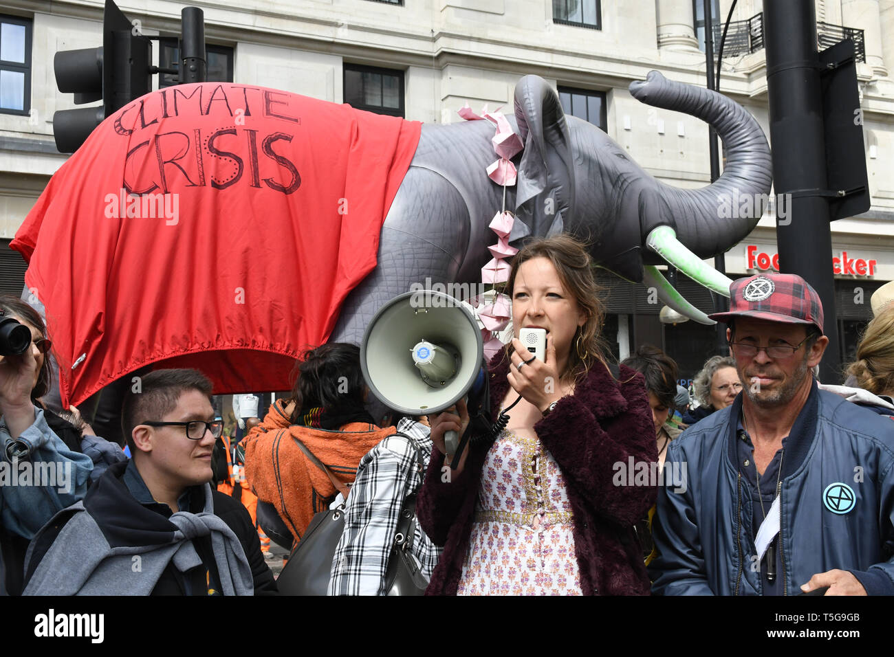 London, UK. 24th Apr 2019. Day 10 - The Healing Pathways open a ceremony pray to the heaven & earth for nature and peace and to the Sri Lanka attacks at Extinction Rebellion and a few arrested at Marble Arch, London, UK Credit: Picture Capital/Alamy Live News Stock Photo