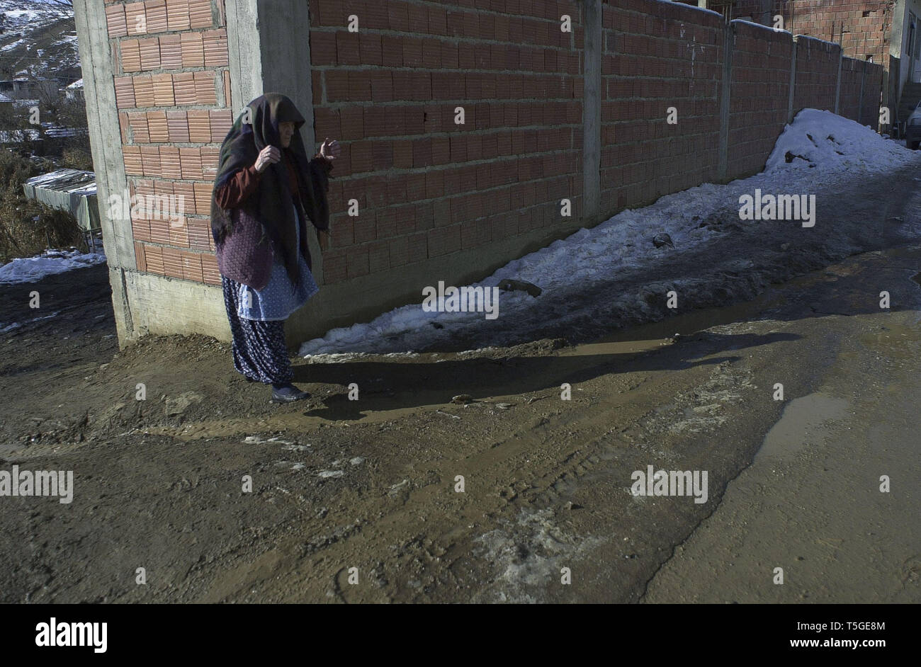 Cernica, Kosovo, Yugoslavia. 27th Nov, 2001. An old lady walks in Cernica, Kosovo, Yugoslavia, November 27, 2001. Credit: Bill Putnam/ZUMA Wire/Alamy Live News Stock Photo