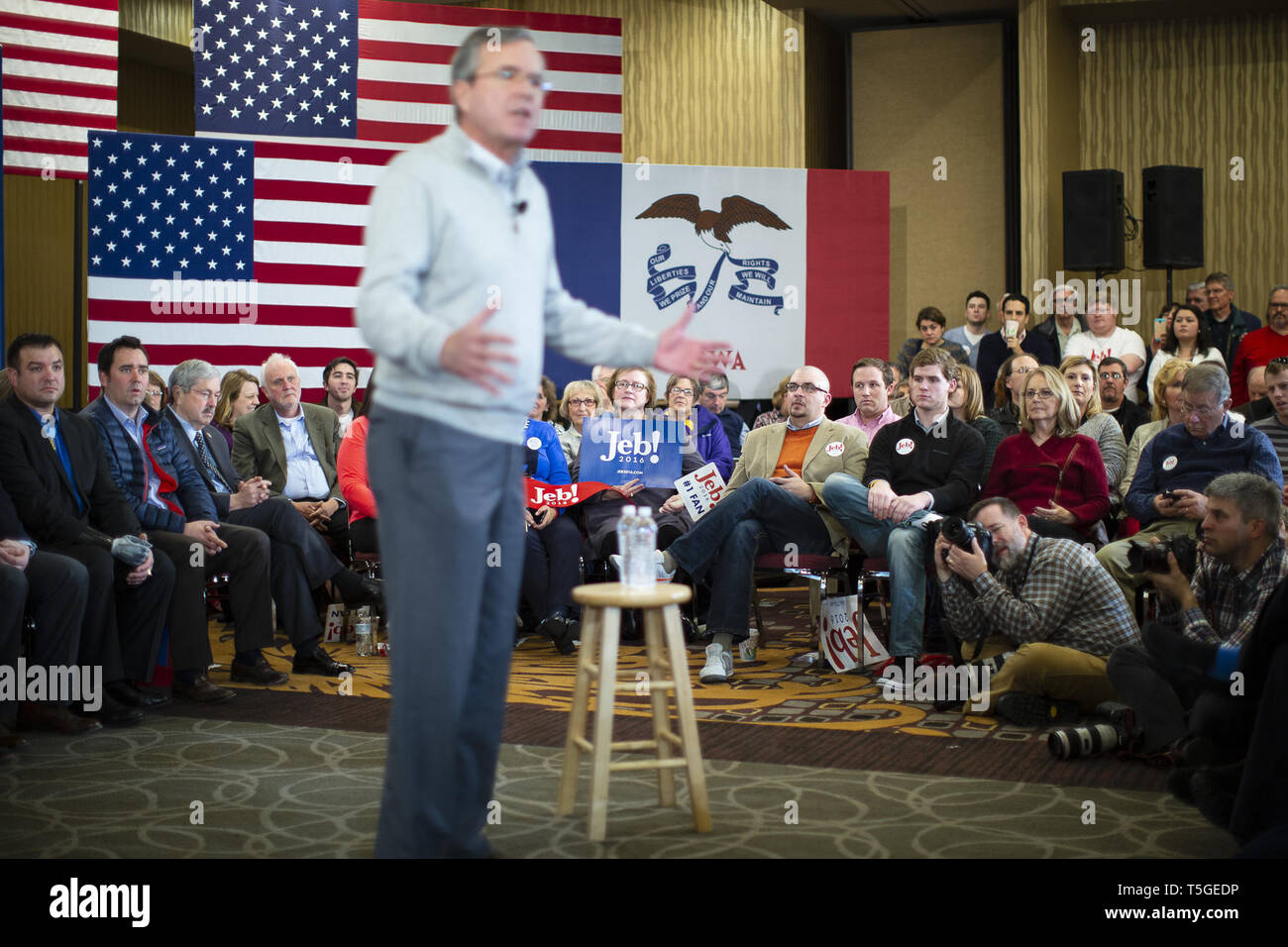 Des Moines, Iowa, USA. 1st Feb, 2016. People listen to Jeb Bush speak during a caucus event in Des Moines, Iowa, February 1, 2016.Bush, son of President George H.W. Bush and brother of President George W. Bush, lost to Sen. Ted Cruz from Texas. Credit: Bill Putnam/ZUMA Wire/Alamy Live News Stock Photo