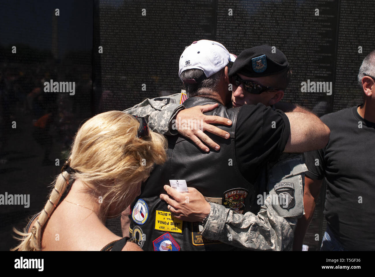 Washington, DC, USA. 25th May, 2008. Steve Verrigni, a Vietnam veteran, and Sgt. Matthew Brugeman, a two-tour Iraq veteran with the 101st Airborne Division, hug after Verrigni gave him an engraved dogtag at the Vietnam War Memorial during Rolling Thunder May 25, 2008. Brugeman was wounded in Iraq and is currently a patient at Walter Reed.Rolling Thunder is an annual motorcycle rally attended by thousands of veterans to commemorate Memorial Day. Credit: Bill Putnam/ZUMA Wire/Alamy Live News Stock Photo