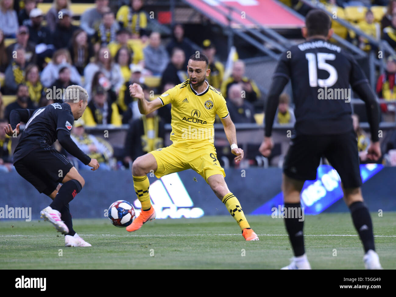 Columbus, OH, USA. 24th Apr, 2019. April 24, 2019: Columbus Crew forward Justin Meram (9) attempts to field the ball during the MLS match between DC United and Columbus Crew SC at Mapfre Stadium in Columbus, Ohio. Austyn McFadden/ZUMA Credit: Austyn McFadden/ZUMA Wire/Alamy Live News Stock Photo