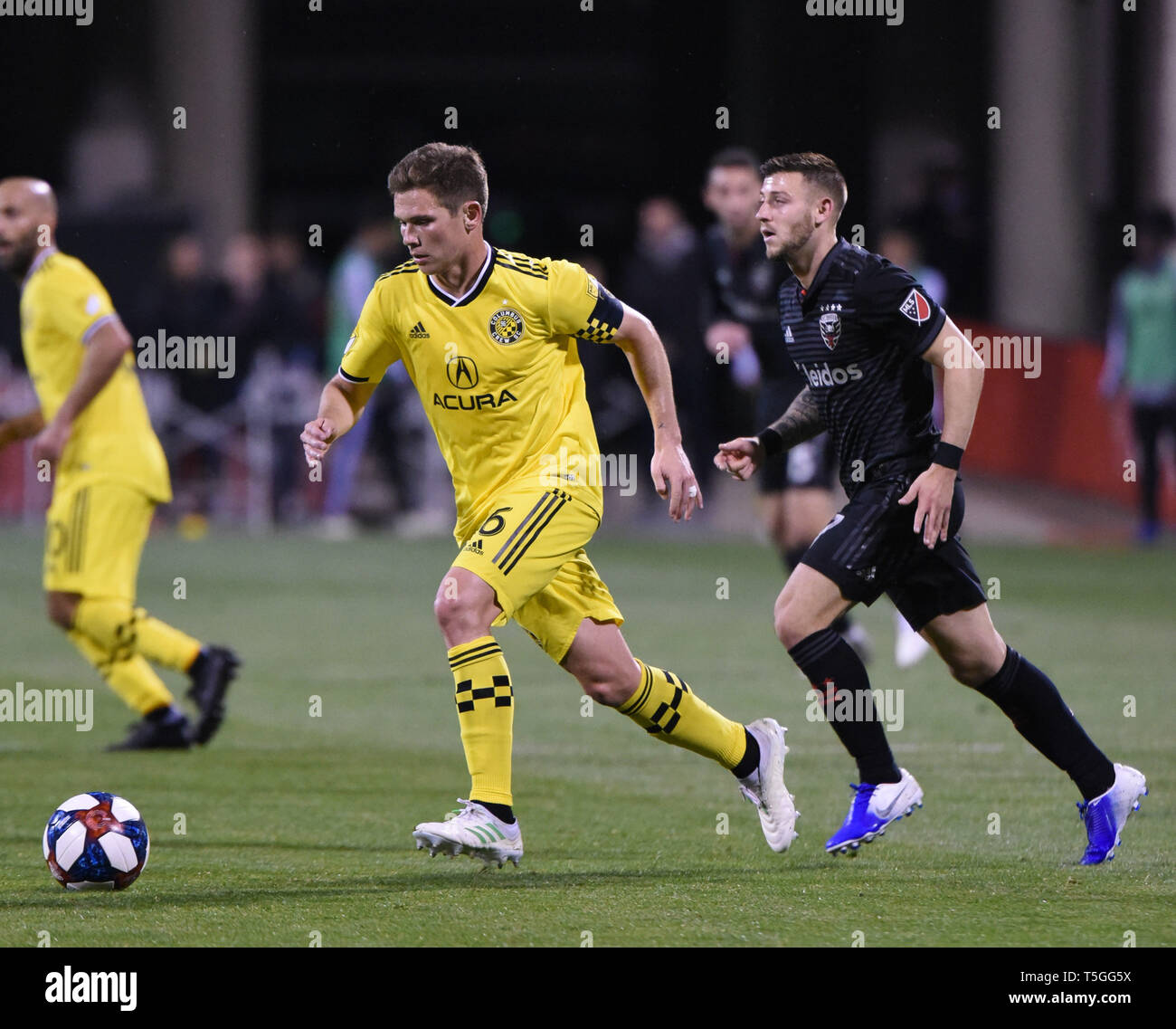 Columbus, OH, USA. 24th Apr, 2019. April 24, 2019: Columbus Crew midfielder Will Trapp (6) fields the ball during the MLS match between DC United and Columbus Crew SC at Mapfre Stadium in Columbus, Ohio. Austyn McFadden/ZUMA Credit: Austyn McFadden/ZUMA Wire/Alamy Live News Stock Photo