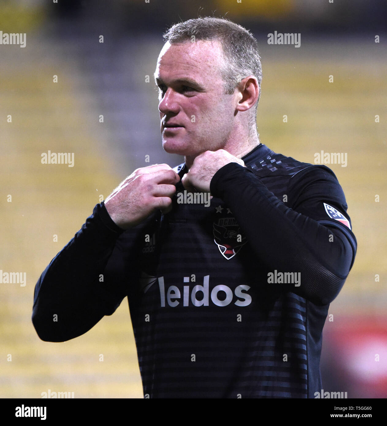 Columbus, OH, USA. 24th Apr, 2019. April 24, 2019: D.C. United forward Wayne Rooney (9) prepares to take off his jersey after the MLS match between DC United and Columbus Crew SC at Mapfre Stadium in Columbus, Ohio. Austyn McFadden/ZUMA Credit: Austyn McFadden/ZUMA Wire/Alamy Live News Stock Photo