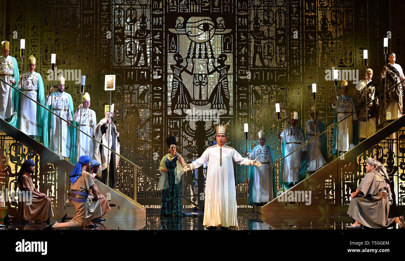 Erfurt, Germany. 24th Apr, 2019. Eliska Weissova (back M) as Amneris, Caleb Yoo (front M) as King, Mikhail Agafonov (front r) as Radames and the opera choir rehearse a scene of the opera 'Aida' by Giuseppe Verdi on the stage of the Theater Erfurt. The production by Andre Heller-Lopes will premiere on 27 April 2019. It is the penultimate production of the current season of the Erfurt Theatre. Credit: Martin Schutt/dpa-Zentralbild/dpa/Alamy Live News Stock Photo