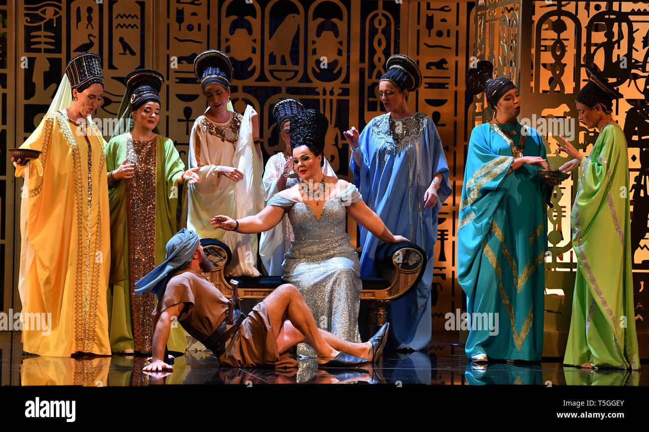 Erfurt, Germany. 24th Apr, 2019. Eliska Weissova (M) as Amneris and the opera choir rehearse a scene from Giuseppe Verdi's opera 'Aida' on the stage of the Theater Erfurt. The production by Andre Heller-Lopes will premiere on 27 April 2019. It is the penultimate production of the current season of the Erfurt Theatre. Credit: Martin Schutt/dpa-Zentralbild/dpa/Alamy Live News Stock Photo