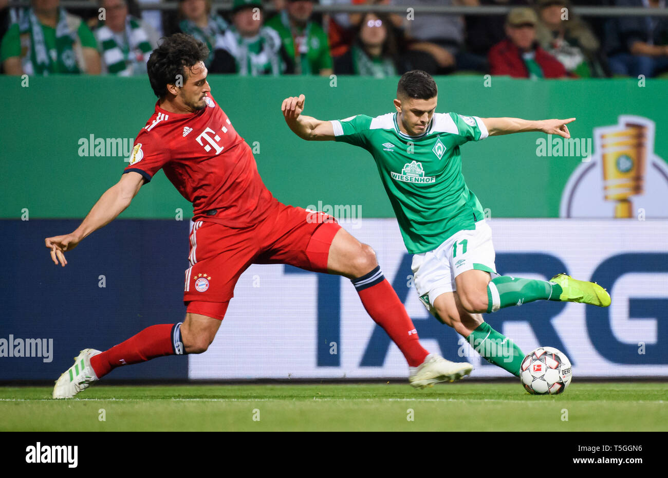 Bremen, Germany. 24th Apr, 2019. Bayern Munich's Mats Hummels (L) vies with  Bremen's Milot Rashica during a semifinal match of German Cup between SV  Werder Bremen and FC Bayern Munich in Bremen,