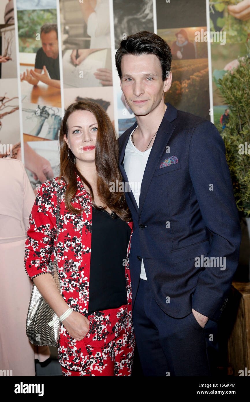 Berlin Germany 23rd Feb 2019 Alice Dwyer With Friend Sabin Tambrea At Shared Roots An Event And Exhibition Of The Champagnerhaus Ruinart With The Brazilian Artist Vik Muniz In Berlin Credit Georg