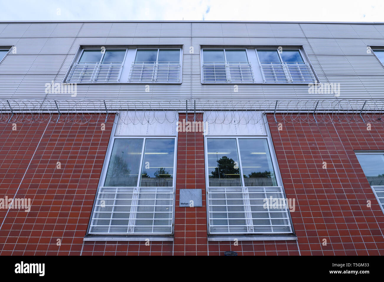 25 April 2019, Hessen, Weiterstadt: Facade of a workshop of the JVA Weiterstadt. Within the framework of an EU-funded project in the JVA Weiterstadt, measures for social integration are supported. Photo: Silas Stein/dpa Stock Photo