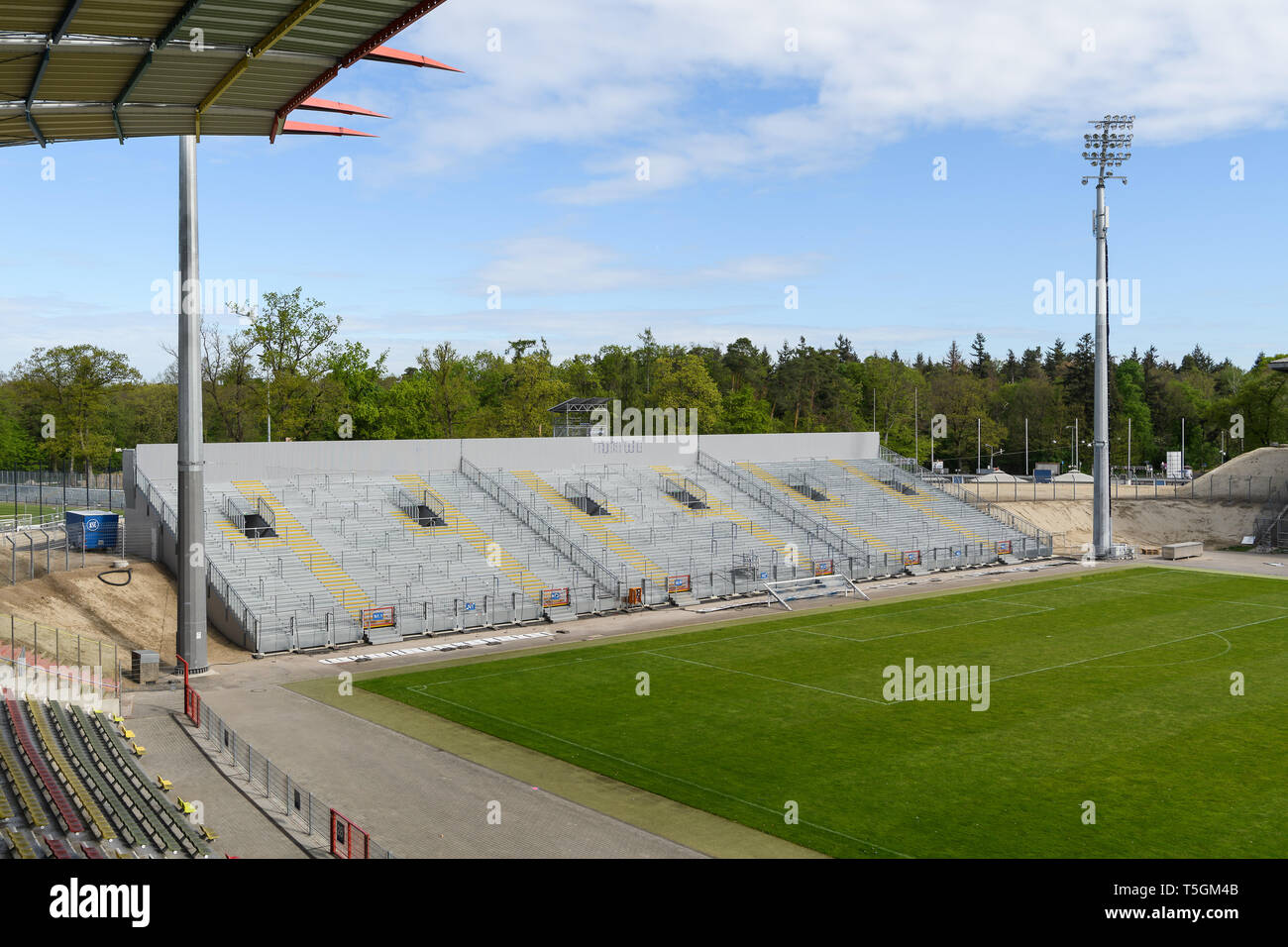 Karlsruhe, Deutschland. 25th Apr, 2019. The provisional North Tribune, without roof. GES/football/3rd league: Karlsruher SC - construction site Wildparkstadion, 25.04.2019 - | usage worldwide Credit: dpa/Alamy Live News Stock Photo