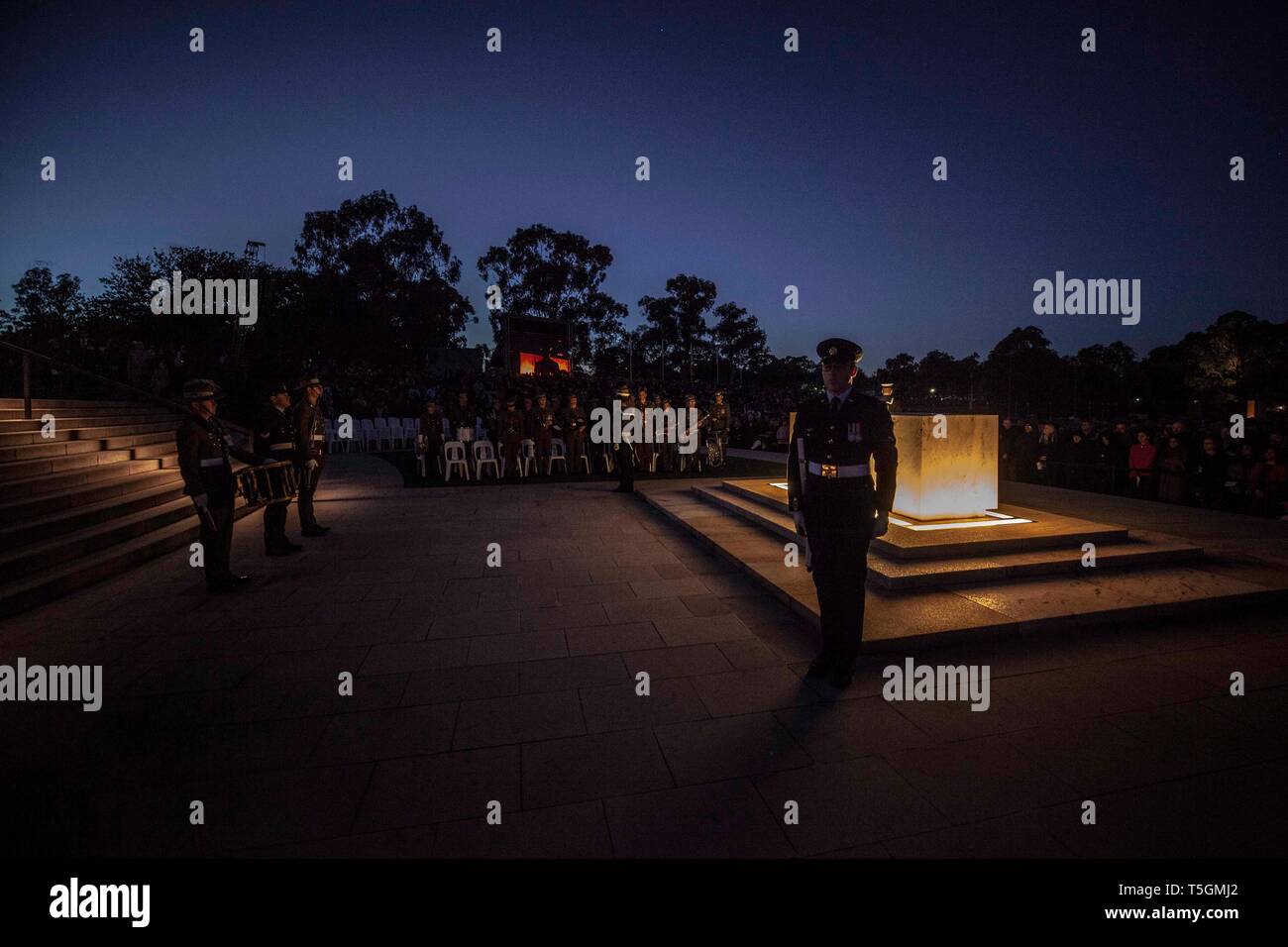 Canberra, Australia. 25th Apr, 2019. People take part in a oneminute silence at a dawn service Canberra, Australia. 25th Apr, 2019. People take part in a oneminute silence at a dawn service