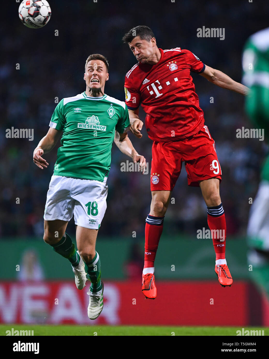 Niklas Moisander (Werder Bremen, l.) Versus Robert Lewandowski (Bayern  Munich, r.). GES / Football / DFB Cup: Werder Bremen - FC Bayern Munich,  24.04.2019 Football / Soccer: DFB Cup: SV Werder Bremen