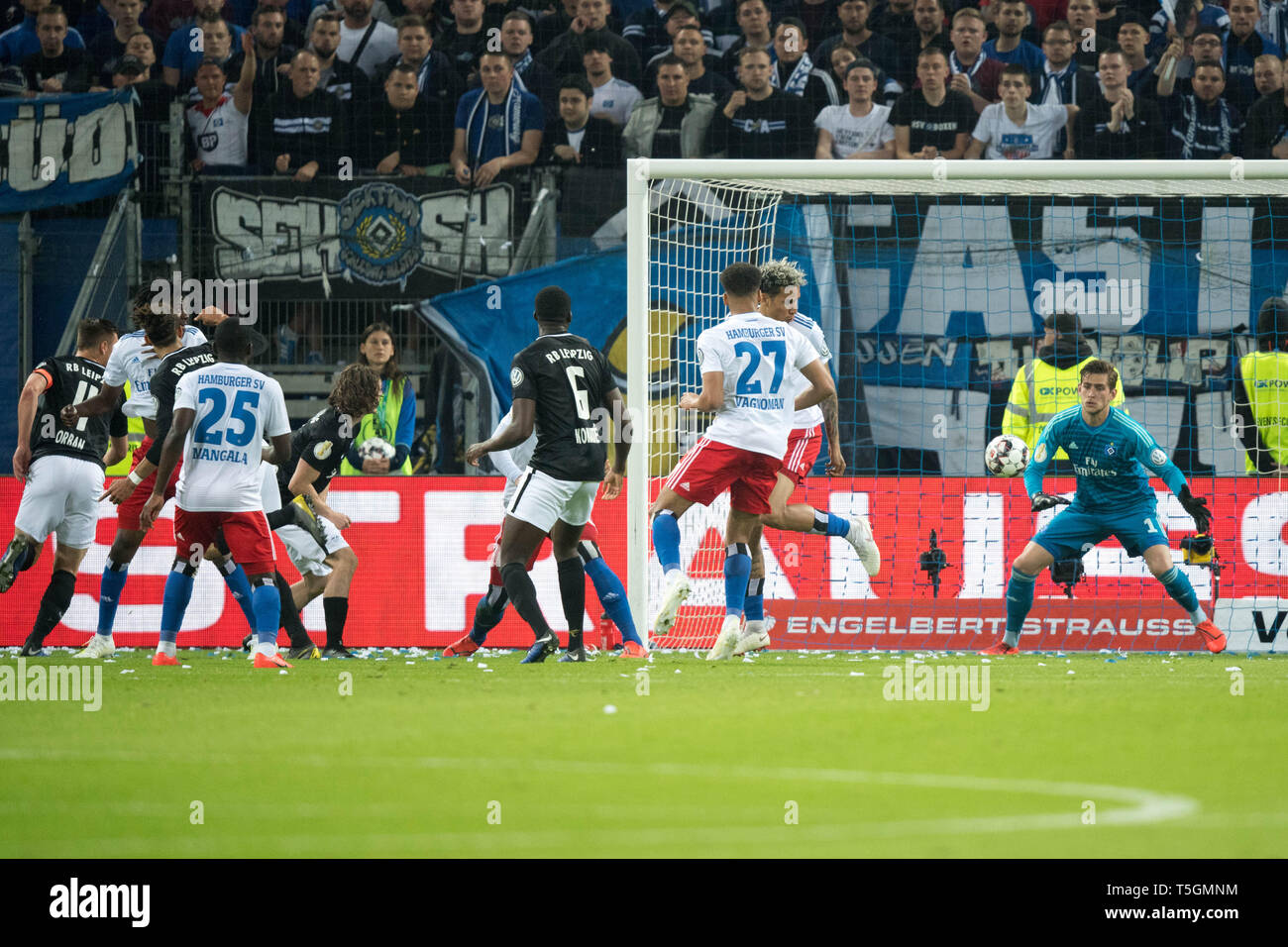 Goalkeeper Julian POLLERSBECK (right, HH) can not keep the shot from Yussuf POULSEN (3.left to right, L) and is 1-0 up for RB Leipzig, goal, action, football DFB-Pokal, semi-final, HSV Hamburg Hamburg Hamburg (HH) - RB Leipzig (L) 1: 3, on 23.04.2019 in Hamburg / Germany. ¬ | usage worldwide Stock Photo