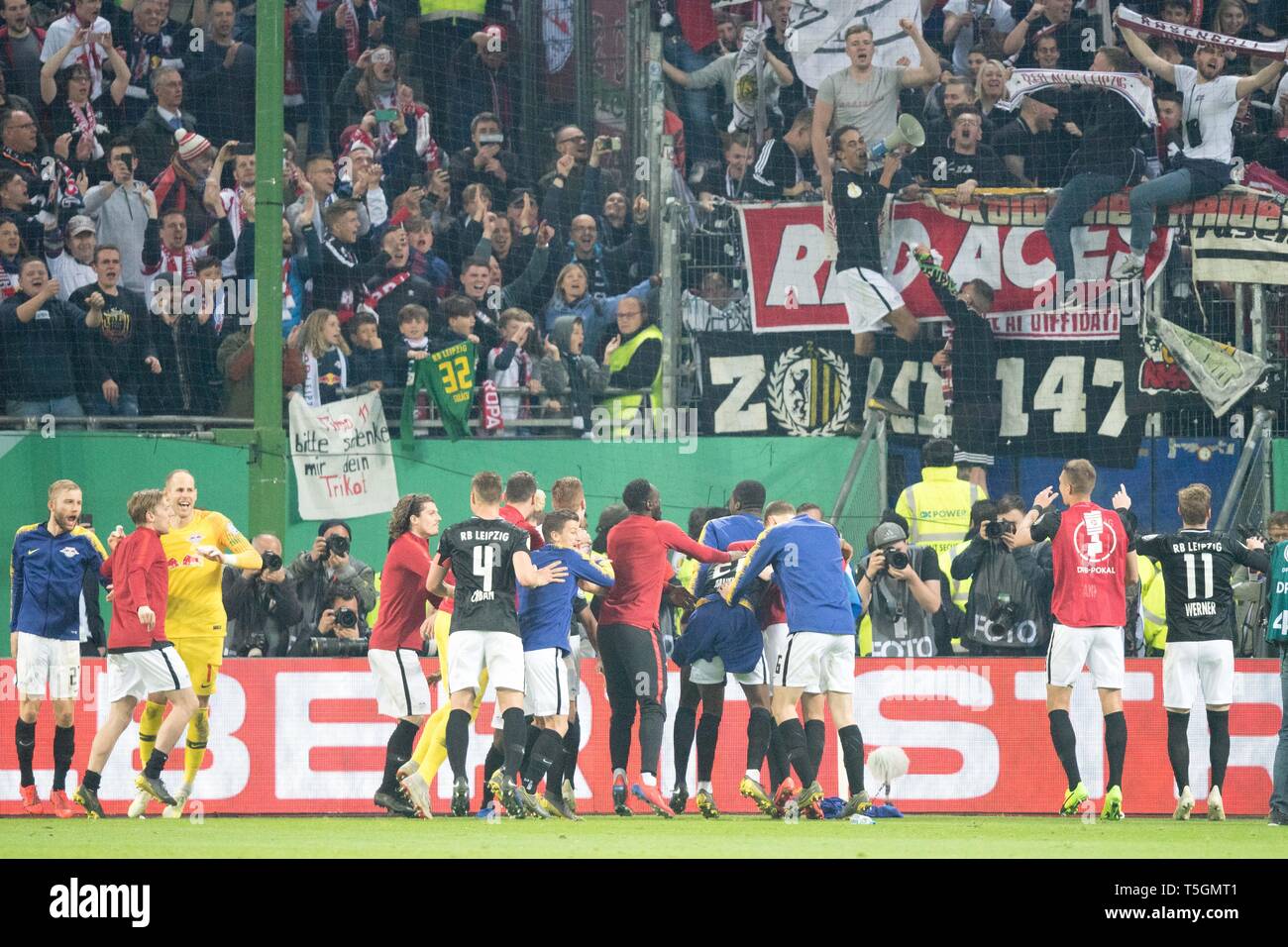 yussuf-poulsen-on-the-fence-l-and-the-leipzig-players-celebrate-with-their-fans-the-entry-into-the-final-in-berlin-victory-jubilation-cheer-cheering-joy-cheers-celebrate-final-jubilation-full-figure-fan-fans-spectators-supporters-supporters-ultra-ultras-football-dfb-pokal-semifinals-hamburg-hamburg-hamburg-hh-rb-leipzig-l-1-3-on-23042019-in-hamburg-germany-usage-worldwide-T5GMT1.jpg