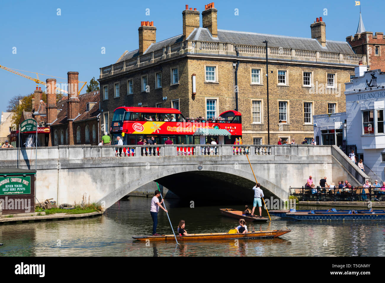 Punts on the Mill Pond with Silver Street bridge and citytours bus. University town of Cambridge, Cambridgeshire, England Stock Photo