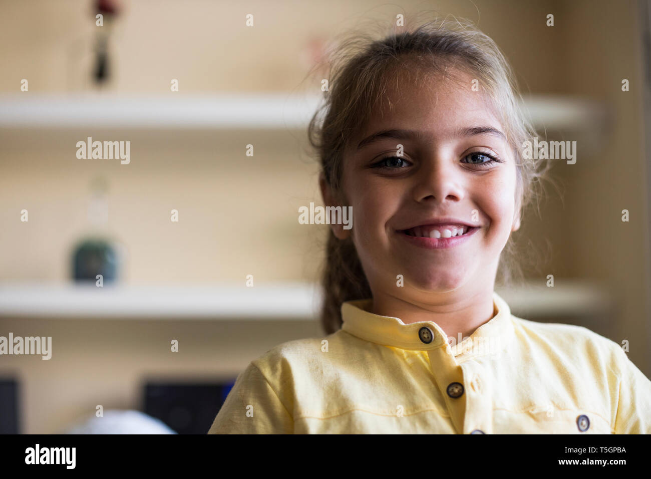 Portrait of smiling little girl at home Stock Photo - Alamy