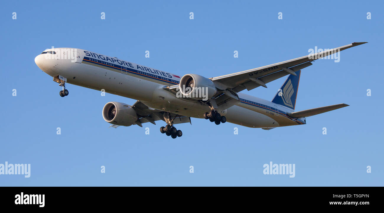 Singapore Airlines Boeing 777 9V-SNB on final approach to London-Heathrow Airport LHR Stock Photo