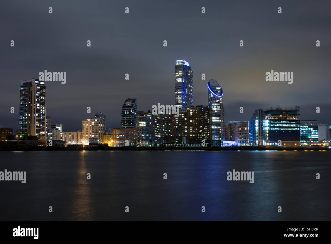 United Kingdom, England, London,  Docklands, Isle of Dogs, modern apartment tower and office building at River Thames at night Stock Photo