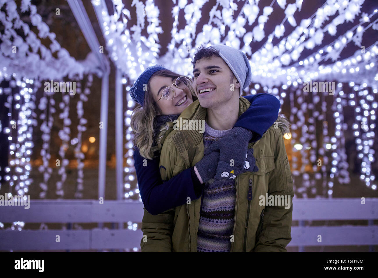 Couple hugging winter hi-res stock photography and images - Alamy